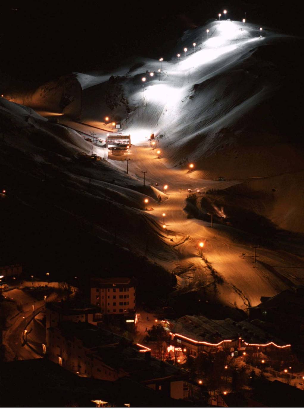 Panorámica nocturna de una pista de esquí en Sierra Nevada.