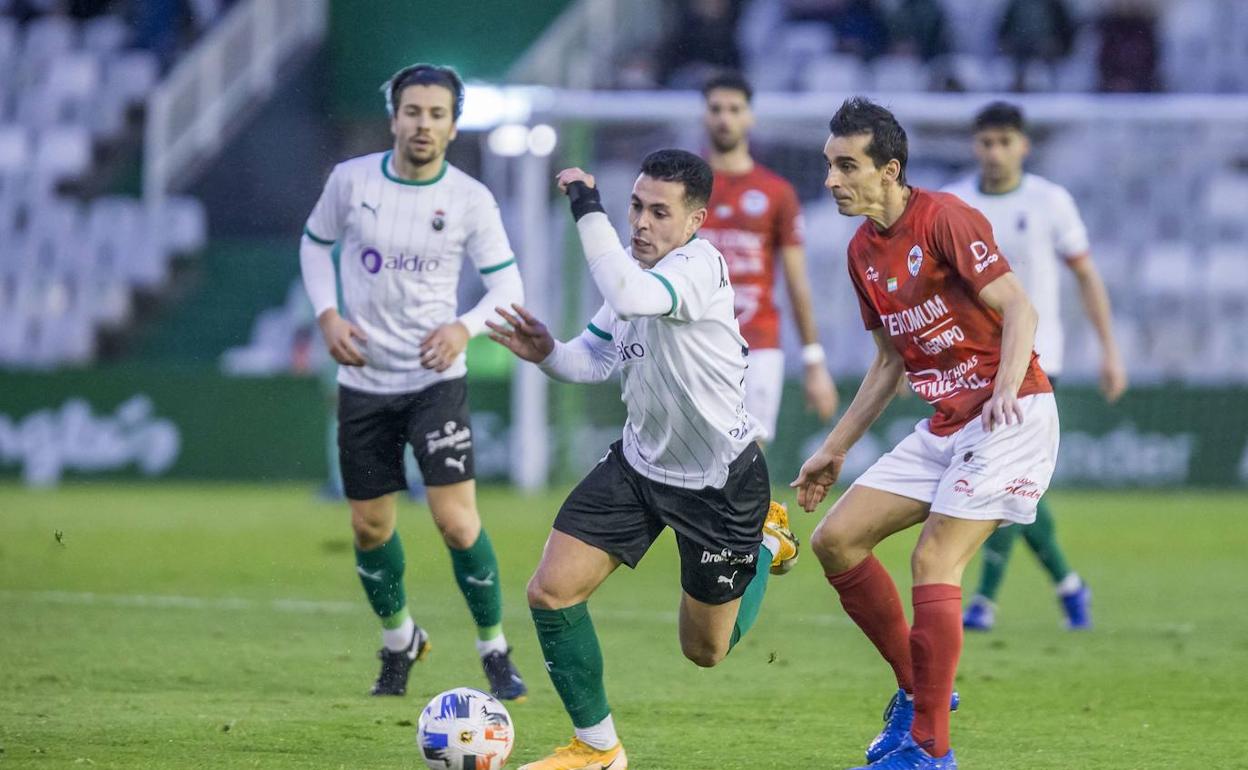 Bustos, con su férula en la mano en la izquierda, durante el partido frente al Laredo. 