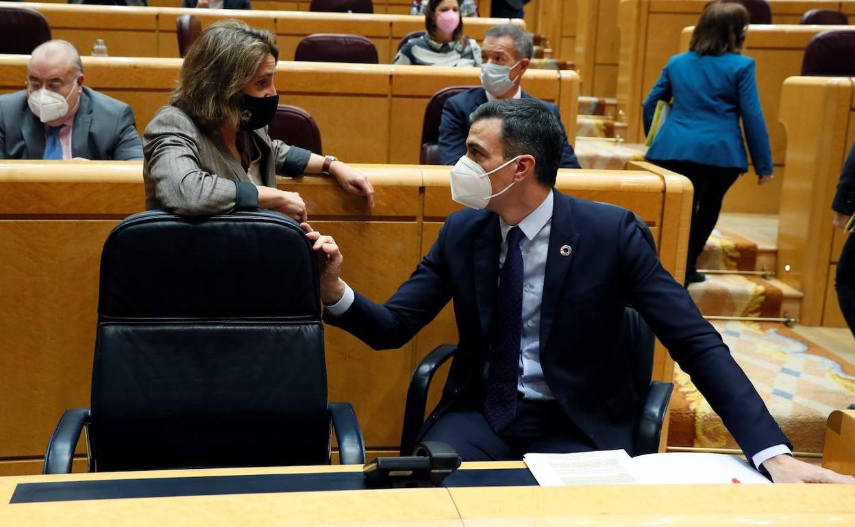 Pedro Sánchez conversa, este martes, con Teresa Ribera en el Senado.