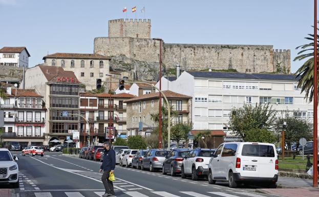 Avenida principal de la villa, con el castillo al fondo. 