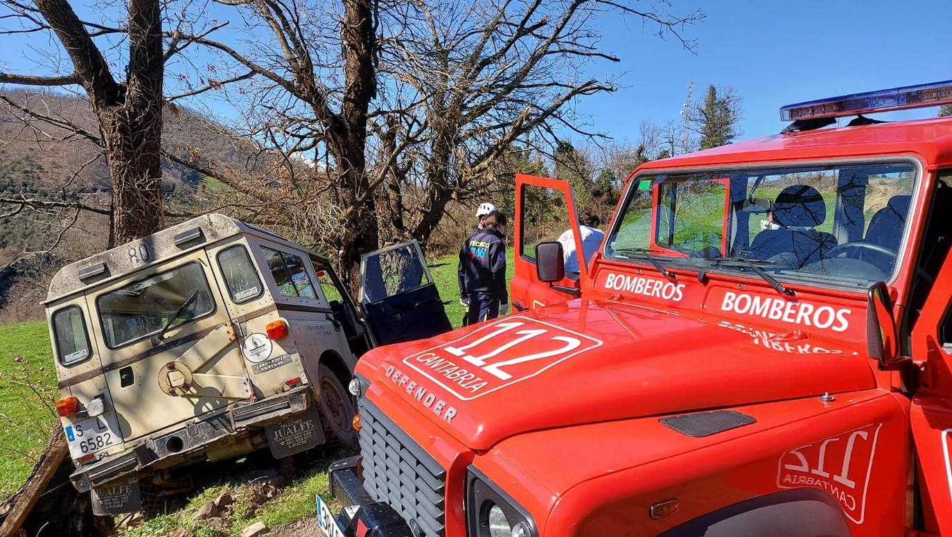 El todoterreno se salió de la pista y chocó contra el árbol.