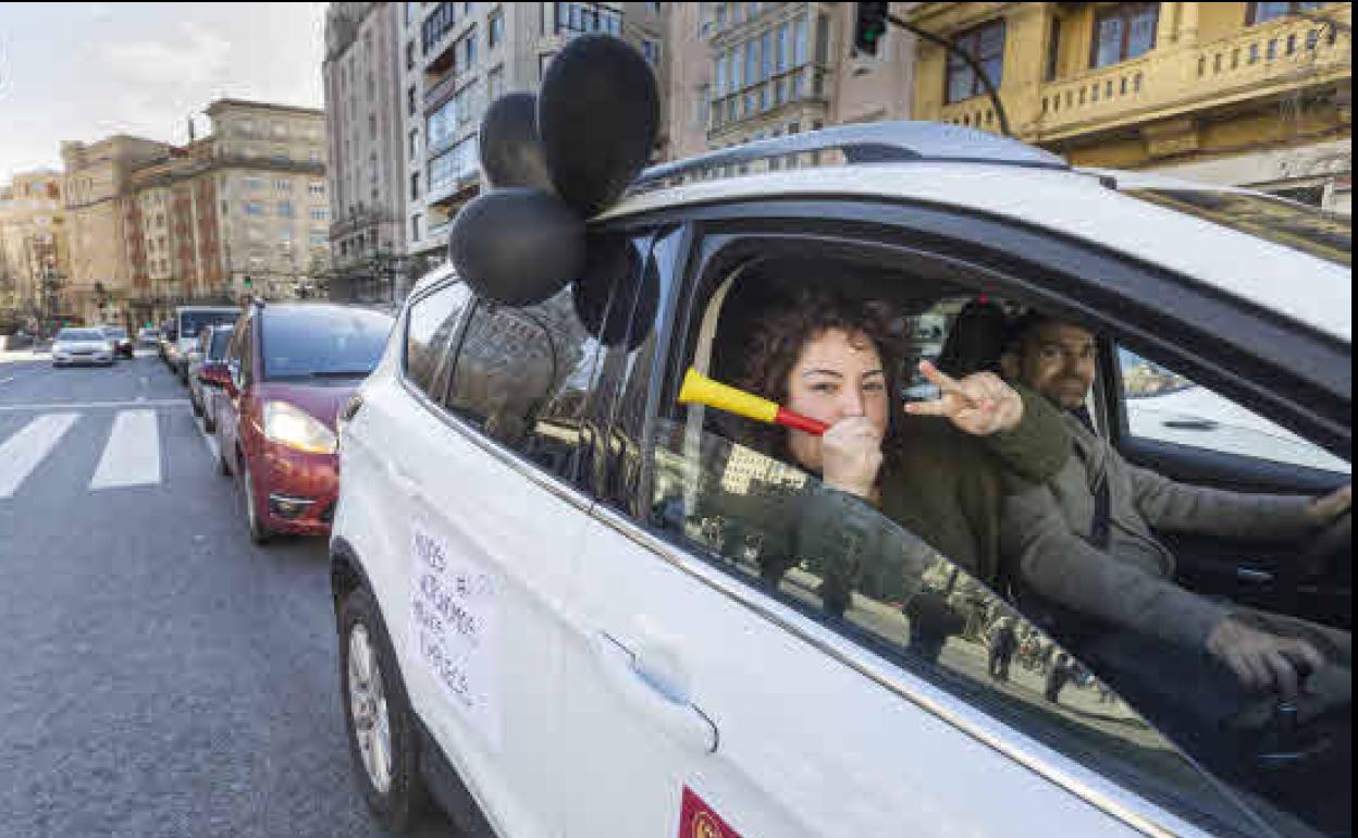 Dos de los participantes en uno de los 60 vehículos que han recorrido la ciudad desde los Campos de Sport del Sardinero hasta la plaza Cuatro Caminos