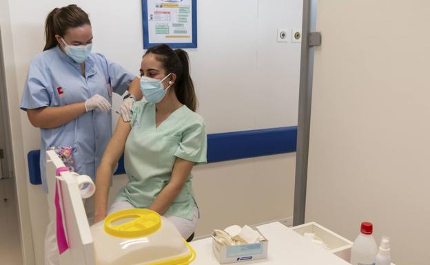 Más de 700 estudiantes de Enfermería y Medicina se vacunan en Cantabria