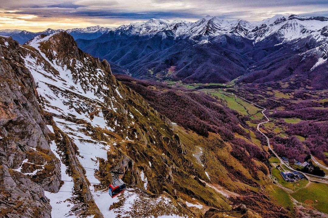 No es de extrañar que cuando uno mira a los Picos de Europa nevados sienta una 'llamada'. Para hacer este increíble recorrido os aconsejo que vayáis bien equipados y con alguien que conozca la zona