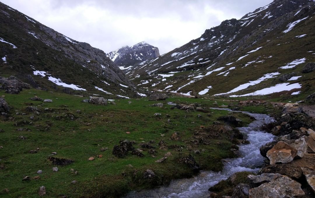 No es de extrañar que cuando uno mira a los Picos de Europa nevados sienta una 'llamada'. Para hacer este increíble recorrido os aconsejo que vayáis bien equipados y con alguien que conozca la zona