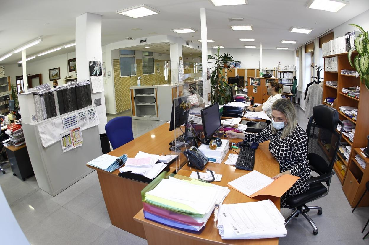 Trabajadores en las oficinas municipales de la plaza Baldomero Iglesias. luis palomeque