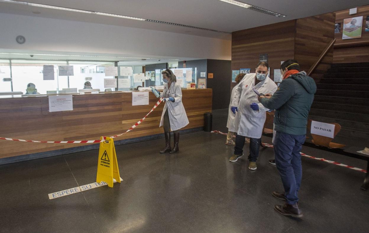 Centro de salud del Sardinero, con la zona de acceso al mostrador marcada para guardar las distancias de seguridad. 