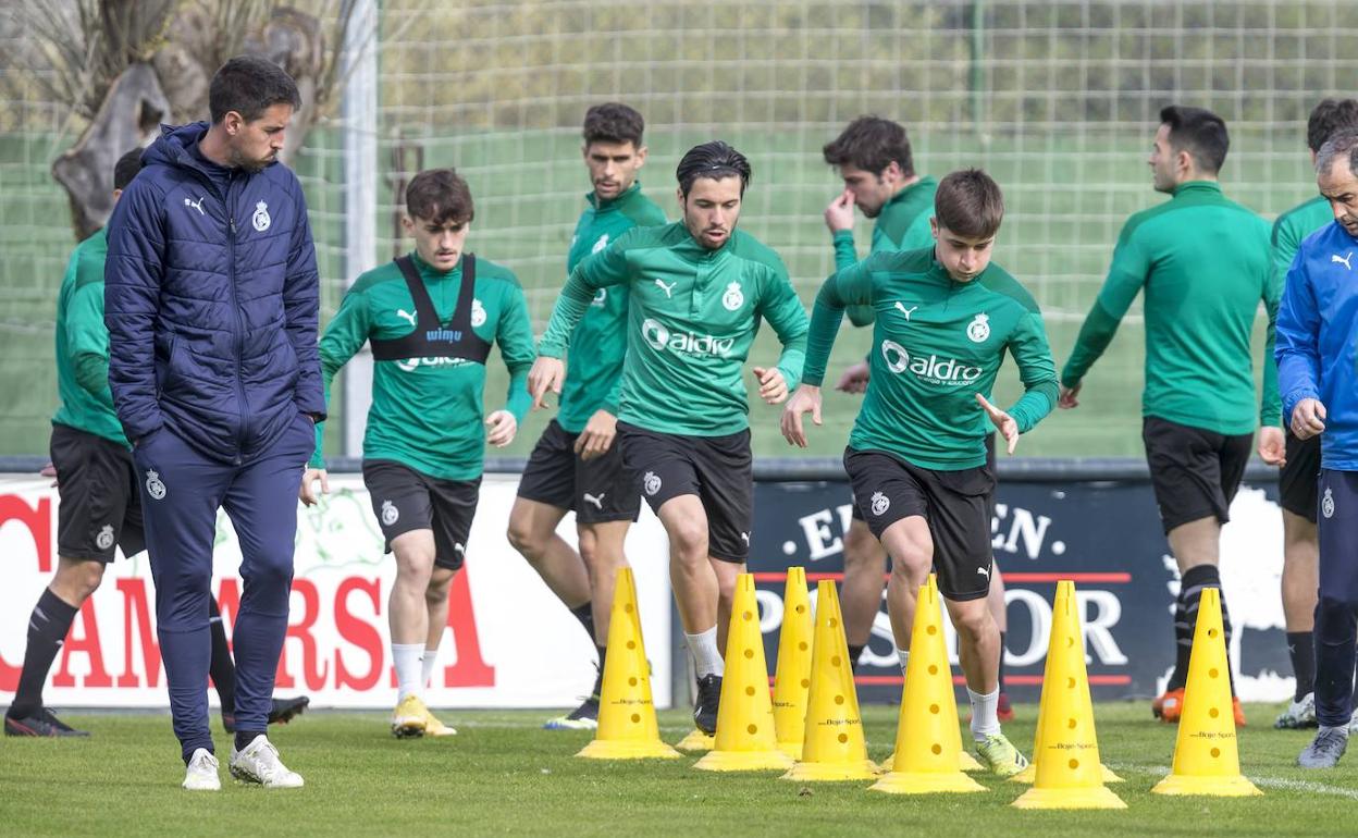 Solabarrieta observa a sus jugadores durante el entrenamiento de este viernes.