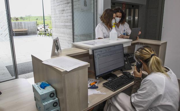 Imagen principal - El centro covid de Suances se cierra tras siete meses intensos y 460 pacientes