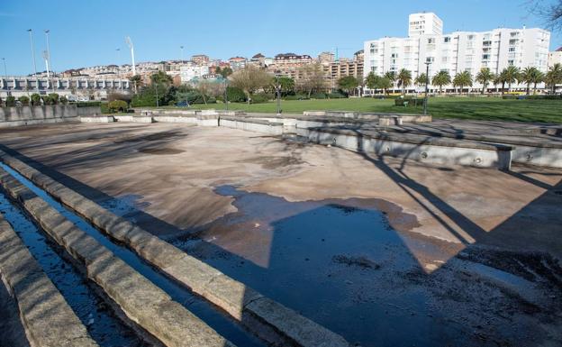 uEl estanque que reproduce la zona marítima. En Mesones, en la zona que ocupaba el antiguo campo de fútbol. Recrea la bahía (Puertochico, el Palacete...). Está sin agua.