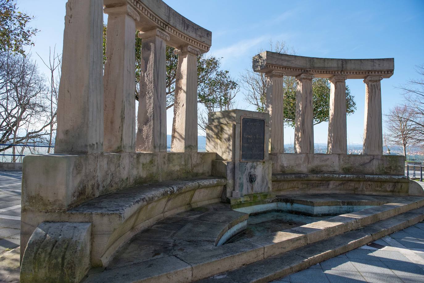 Monumento a José Estrañí y Grau. En el paseo de Reina Victoria. De la boca de un león bajo la placa debería salir el agua. Pero no la hay. El foso del conjunto está, por lo tanto, vacío. 