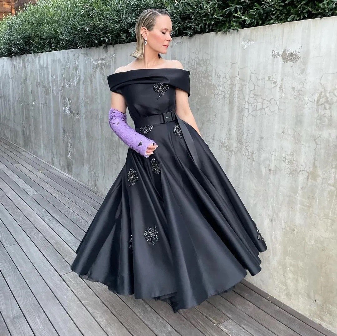 Sarah Paulson lució un 'total look' de Prada costumizado para ella. Como anécdota, la actriz horas antes tuvo un percance y la tuvieron que escayolar el brazo, así que también la firma se lo customizó.