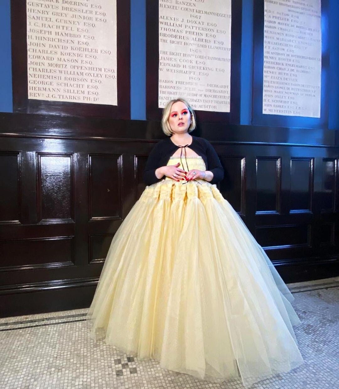 La actriz de la popular serie 'Los Bridgerton' escogió un vestido de la diseñadora Molly Goddard en color amarillo, y su 'make up' en color rosa neón fue todo un acierto. 