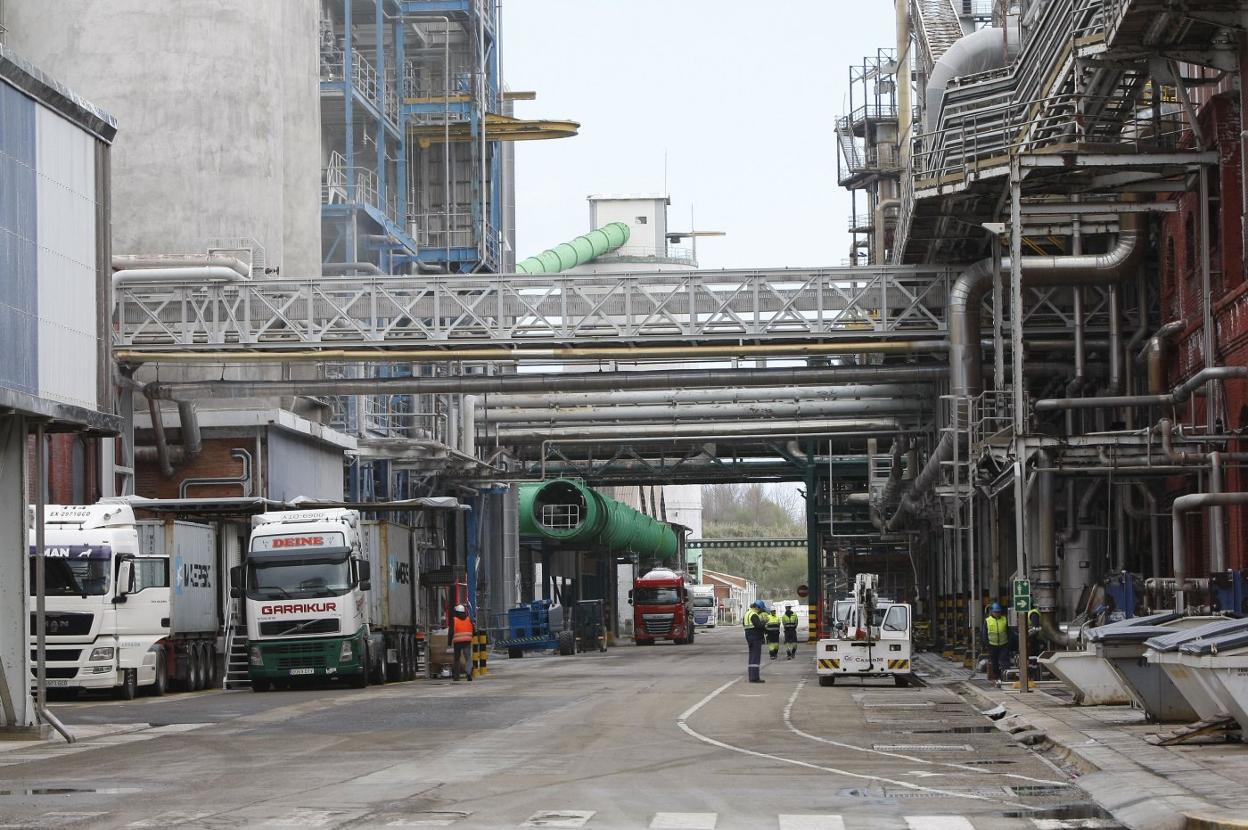 Entrada al acceso industrial que Solvay posee en la localidad de Barreda. LUIS PALOMEQUE