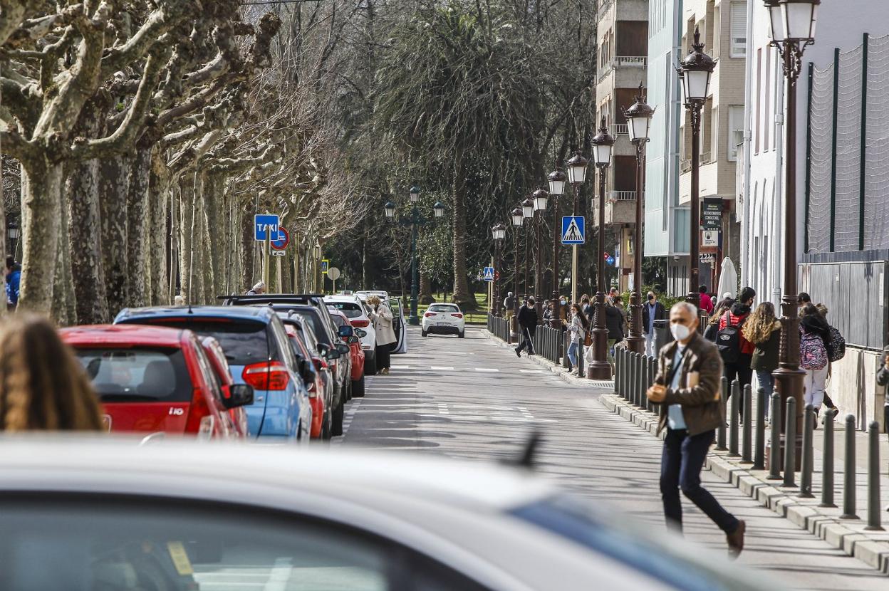 Hilera de vehículos estacionados en la avenida de España, una de las zonas que se pretende regular con la OLA. 