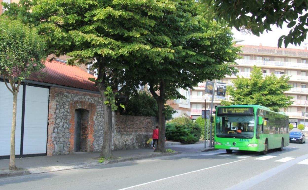 La Línea 1 del CastroBús a su paso por la calle Silvestre Ochoa.