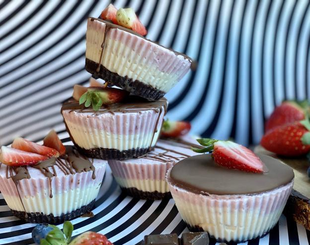 Mini 'cheesecake' de chocolate, yogur y fresa.