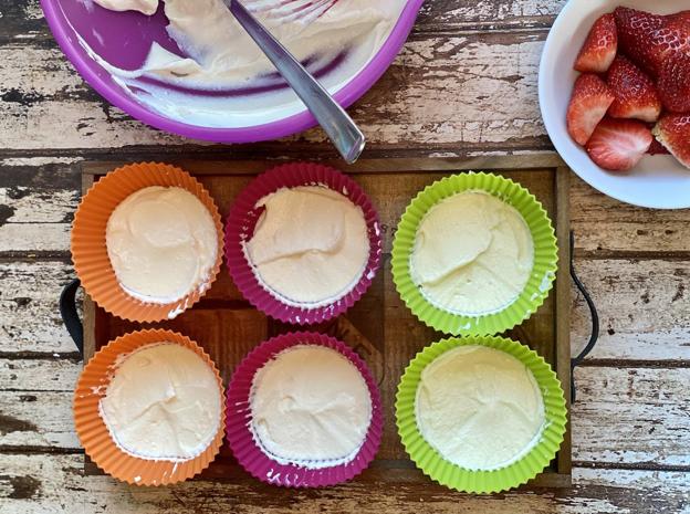 Llenar a la mitad los moldes con la crema de yogur.