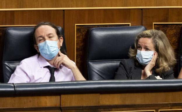 Pablo Iglesias y Nadia Calviño, en una sesión en el Congreso de los Diputados. 