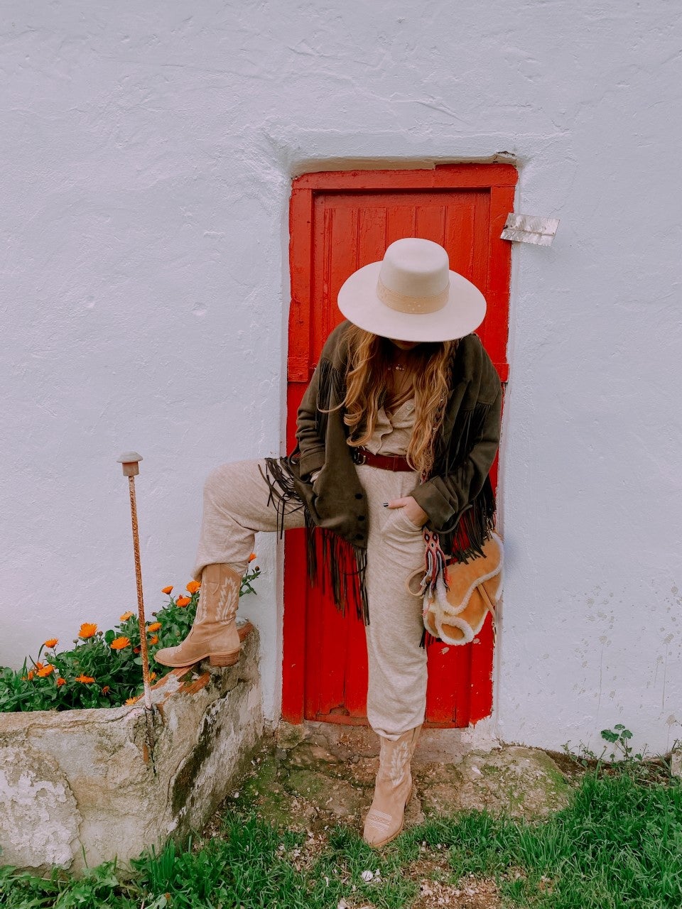 Yo he querido homenajear con mi look de hoy a todas aquellas películas del Oeste, en las que vemos el mono en su versión de ropa interior masculina y nos hacemos una idea de sus orígenes.