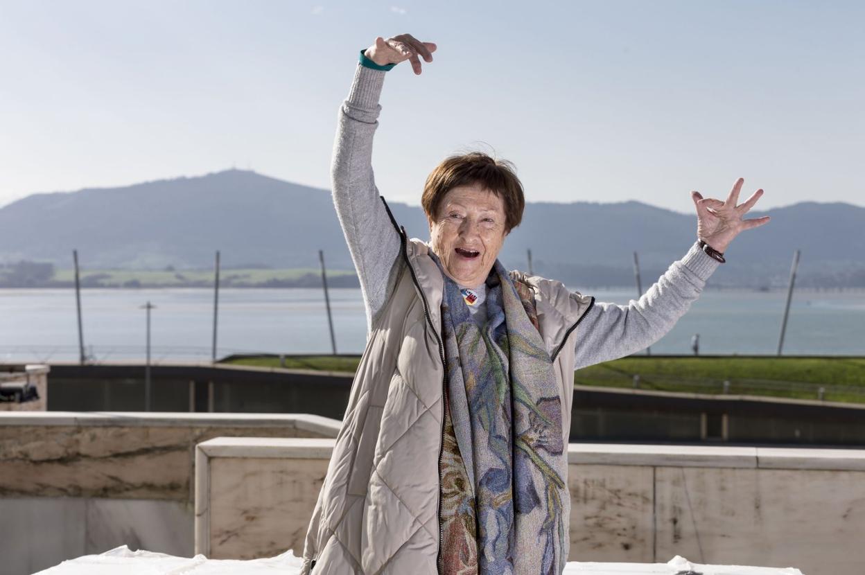 Gloria Torner sigue disfrutando cada día de la bahía de Santander, icono de su obra. 