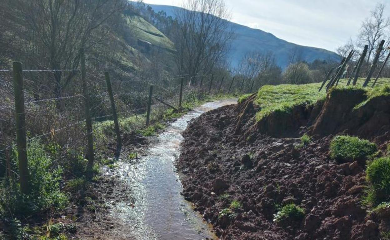 Argayo de tierra y barro que se produjo hace un año en la zona de la Fontanuca. 