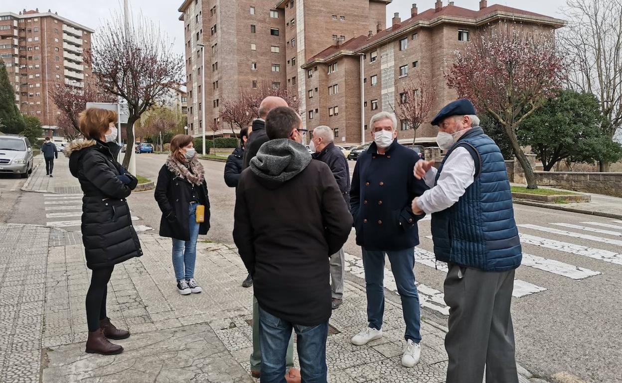 Concejales del PRC junto a vecinos de Cazoña.