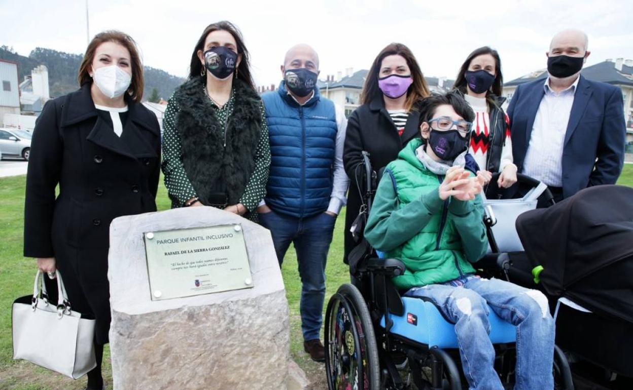 Autoridades y vecinos junto a la placa conmemorativa del parque de Rafael de la Sierra