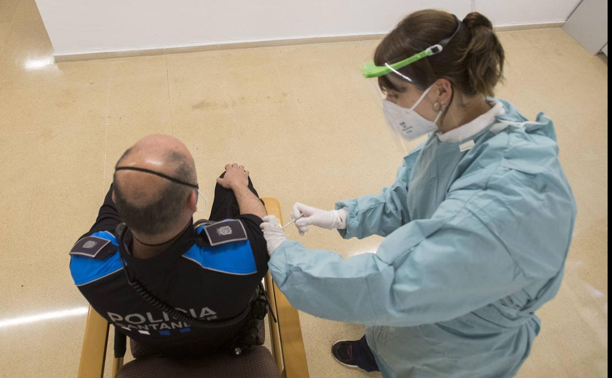 Comienza con las fuerzas de seguridad la inmunización de trabajadores esenciales