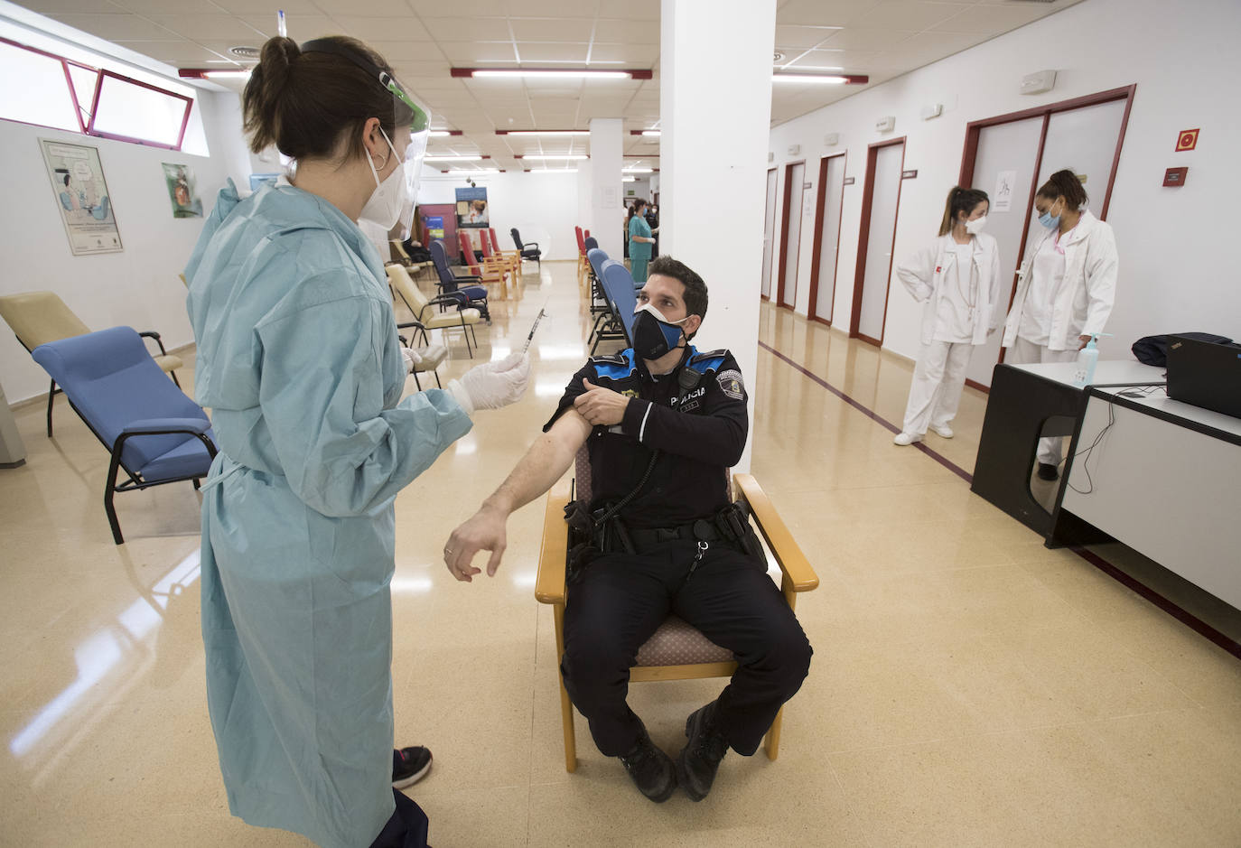 Los policías de Santander han recibido ya la primera dosis de la vacuna de AstraZeneca.