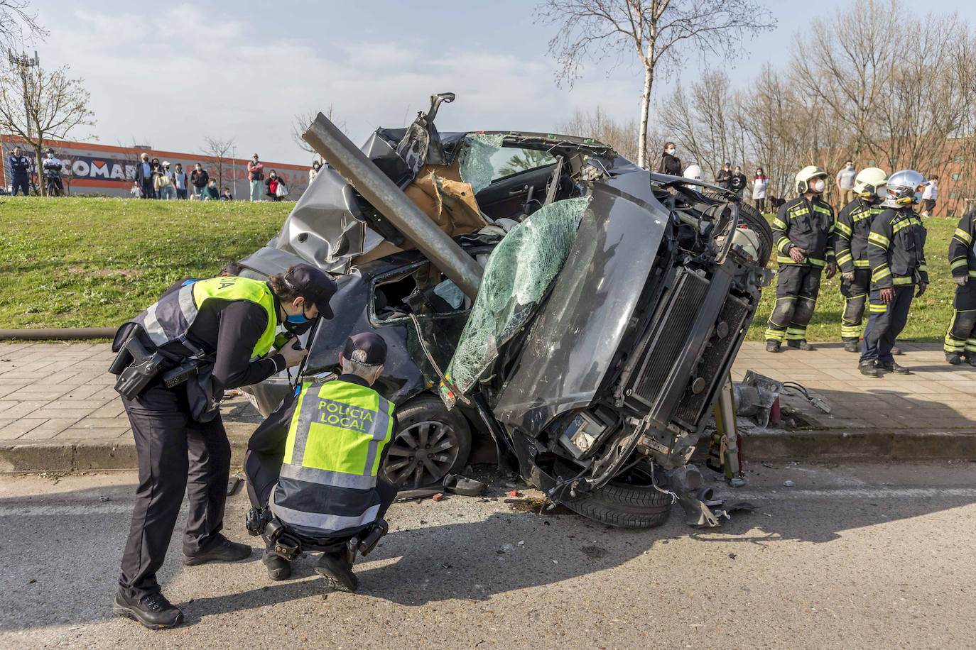 Herido grave el conductor de un coche que se empotró contra una farola en la avenida de Parayas