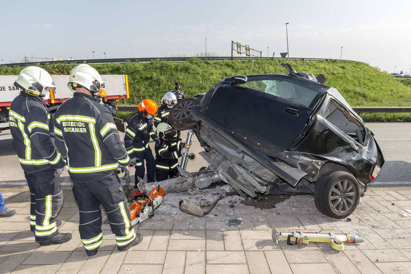 Herido grave el conductor de un coche que se empotró contra una farola en la avenida de Parayas