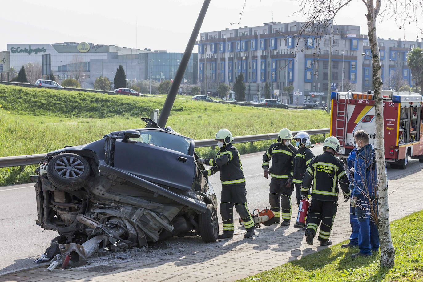 Herido grave el conductor de un coche que se empotró contra una farola en la avenida de Parayas