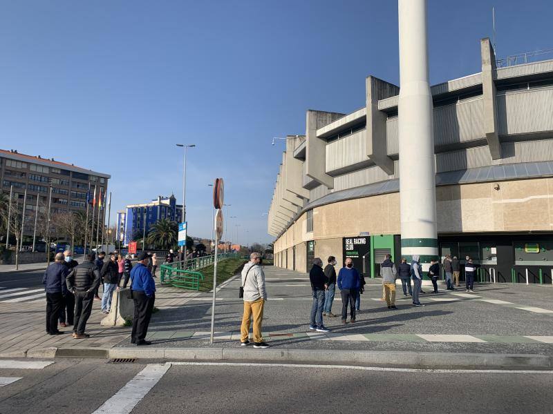 Ante las nuevas medidas de aforo en eventos deportivos, que permitirá que en los Campos de Sport puedan congregarse hasta 6.666 espectadores, este miércoles por la mañana se han visto largas colas para comprar entradas para el partido del domingo entre el Racing y la Real Sociedad B.