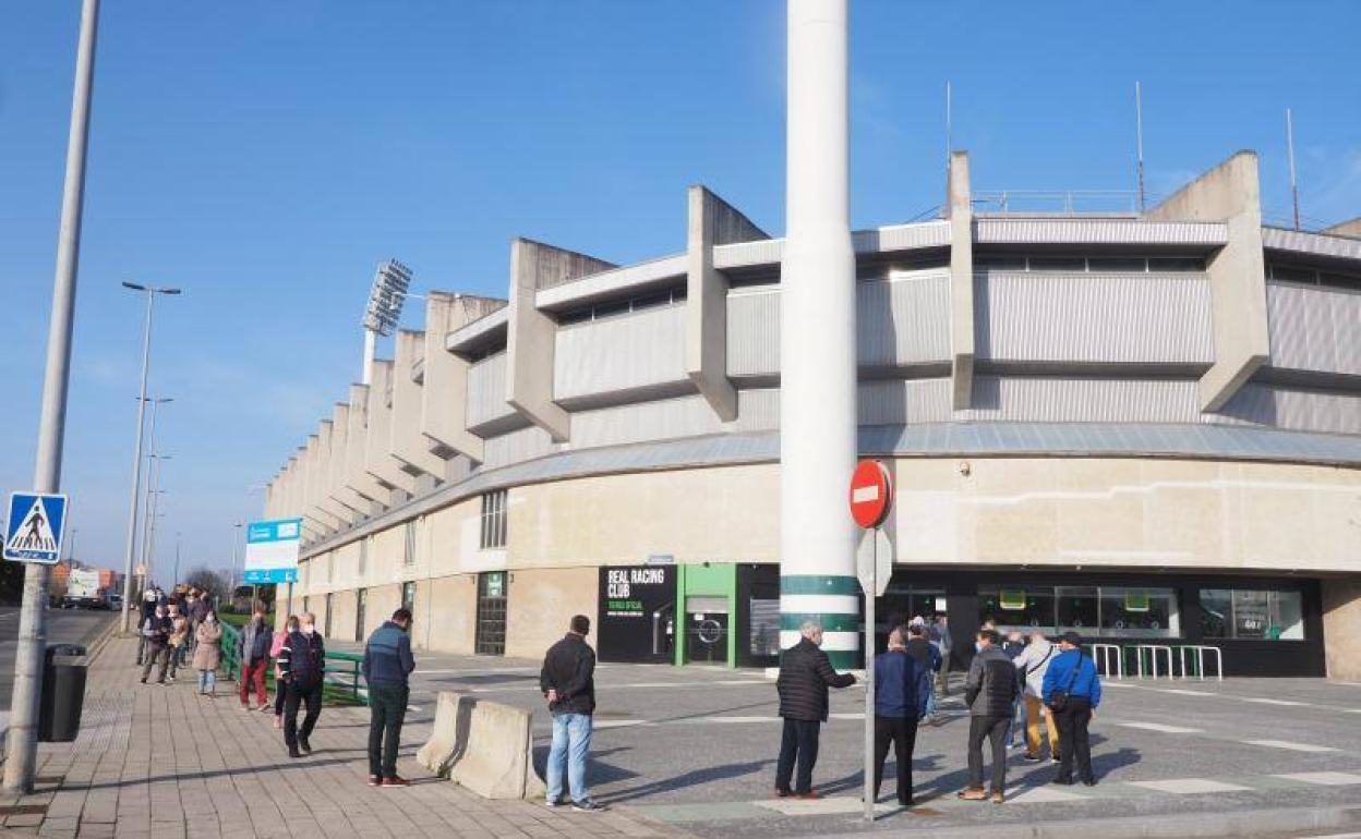 Colas esta mañana para comprar entradas para el partido del domingo.