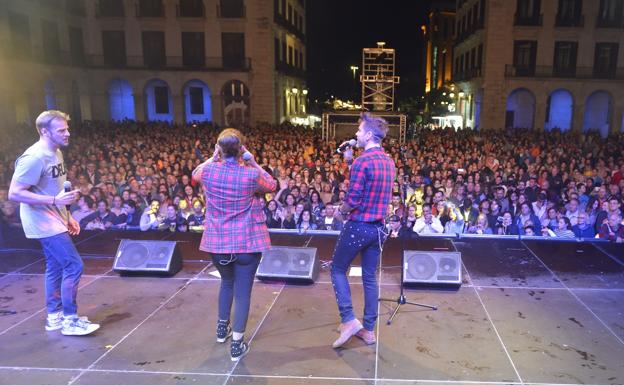 El grupo de Àlex llenó la Plaza Porticada de Santander.