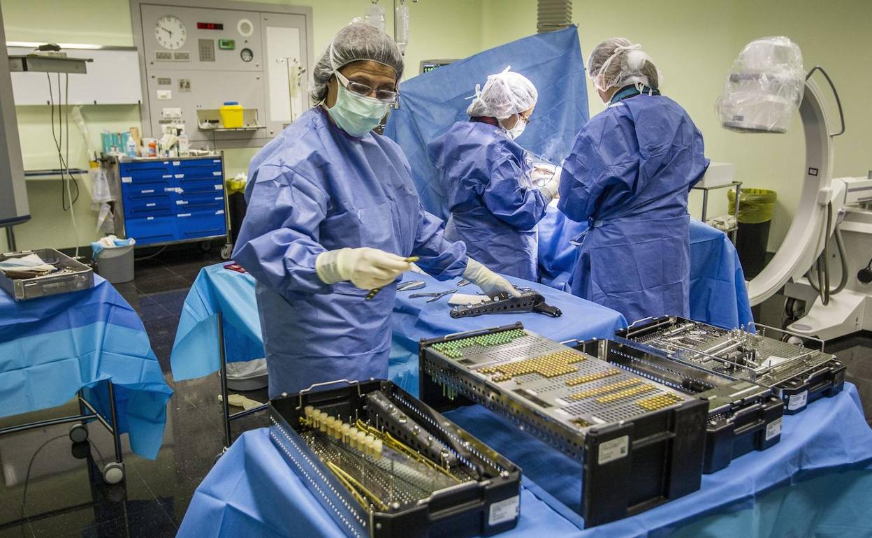Los hospitales comienzan a programar cirugías por la tarde al bajar la presión