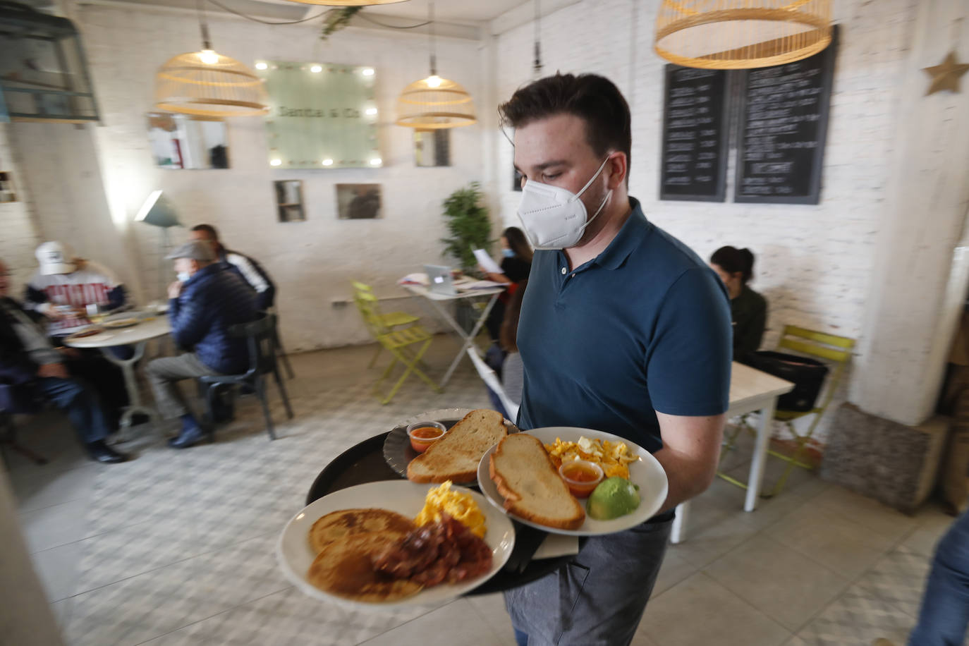 El buen tiempo mantiene las terrazas llenas, los clientes apenas se han enterado de que ya pueden usar el interior y los que lo saben se sienten más seguros en la calle. Ese es el panorama que presenta un recorrido por el centro de Santander