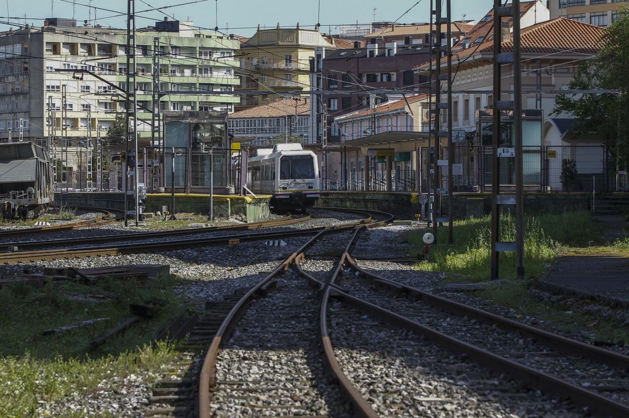 Un tren de Feve a su paso por la estación del centro de Torrelavega.