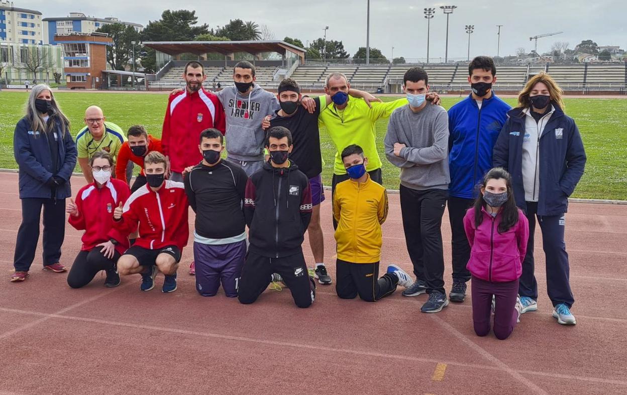 Aja (izquierda) y Carmen Blanco (derecha), junto a los atletas que entrenan cada semana. Seis de ellos competirán mañana en el Nacional de cross para discapacitados intelectuales. 