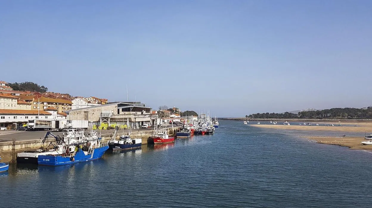 El puerto de San Vicente, al mediodía de ayer, cuando muchos barcos ya no podían acceder al muelle.