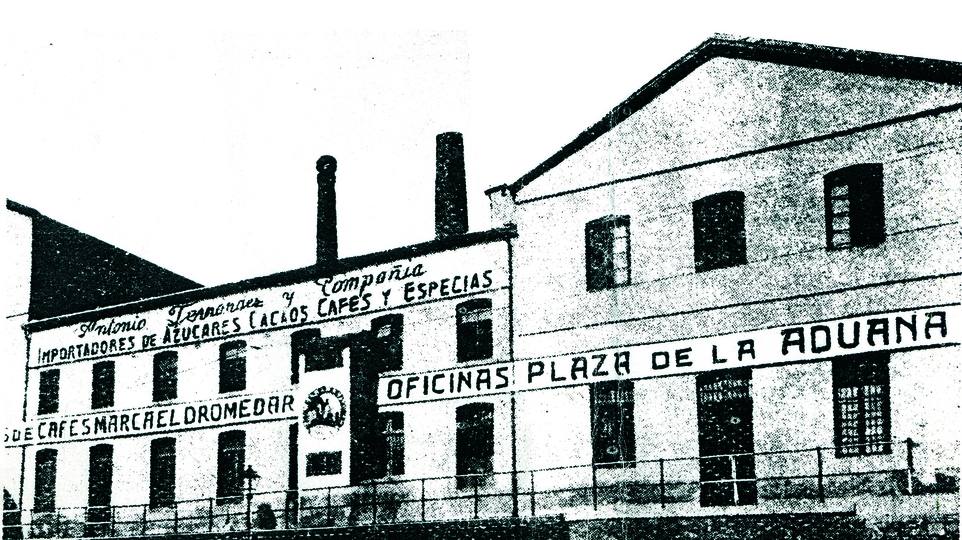 Nave original de Café Dromedario en la calle Juan de la Cosa de Santander.