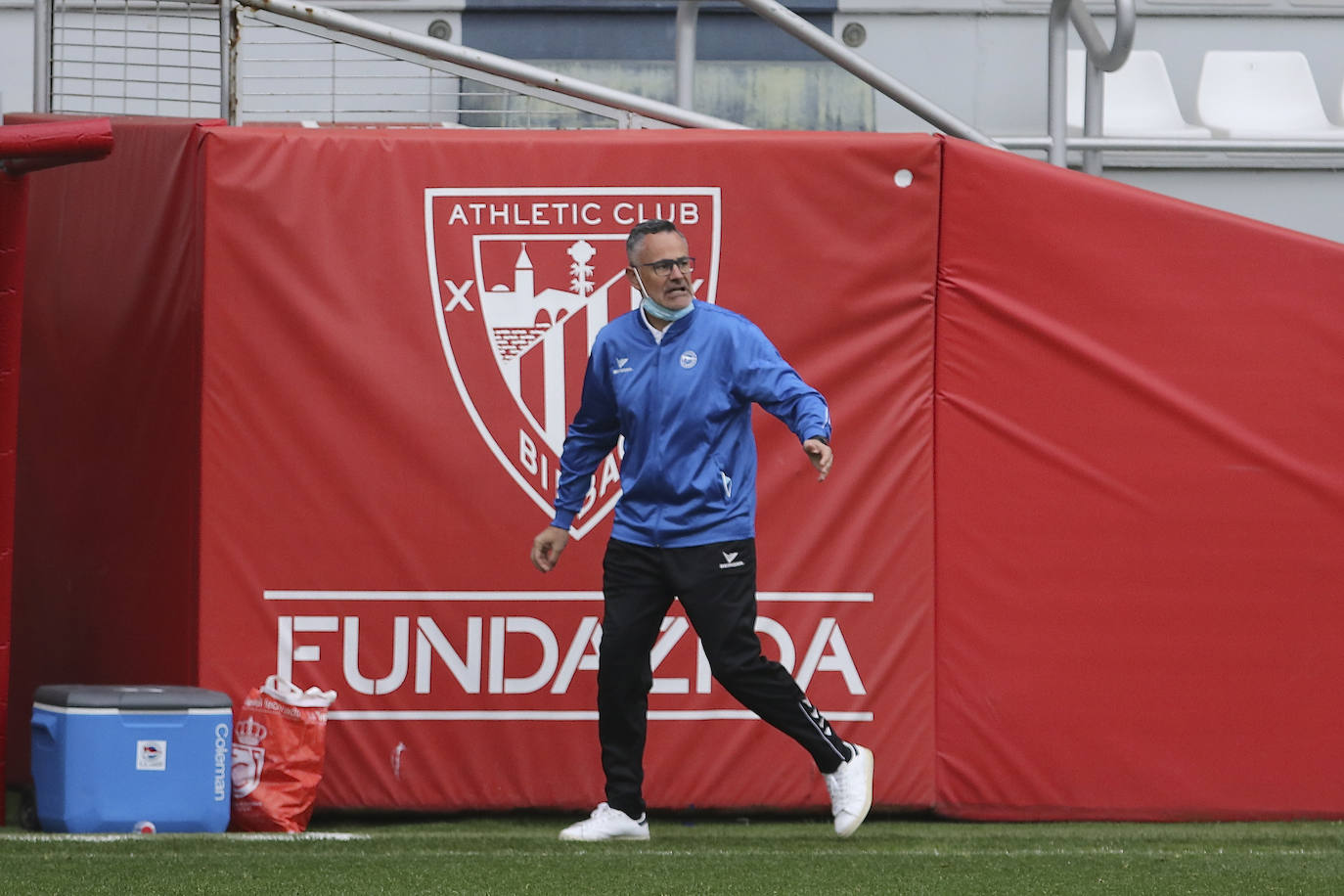 Un dudoso penalti cerca del descanso y un nuevo gol al comienzo de la segunda mitad decantaron el partido en contra del equipo pejino