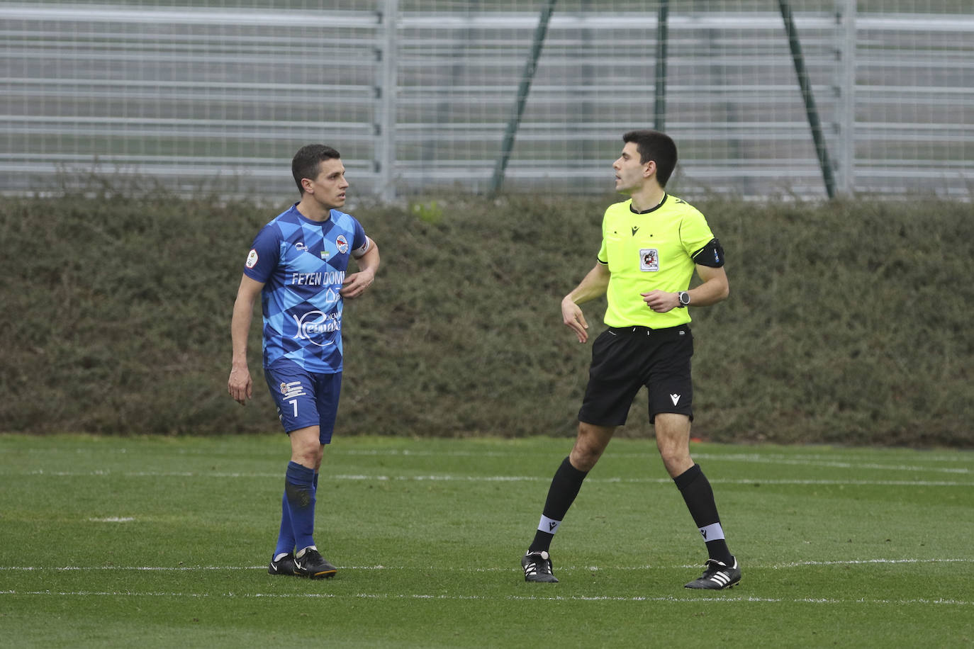 Un dudoso penalti cerca del descanso y un nuevo gol al comienzo de la segunda mitad decantaron el partido en contra del equipo pejino