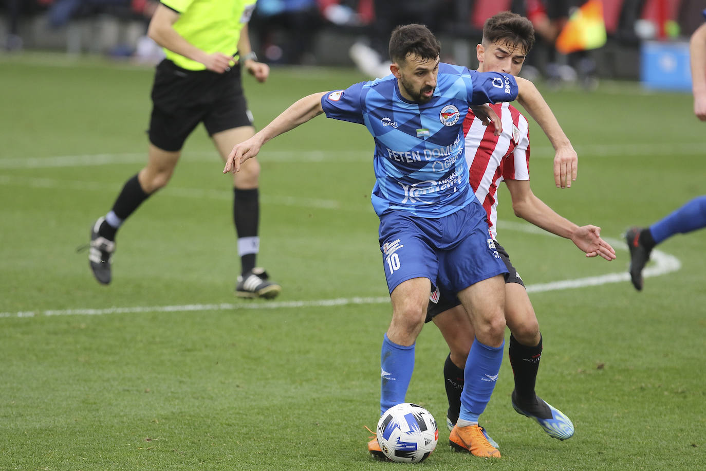 Un dudoso penalti cerca del descanso y un nuevo gol al comienzo de la segunda mitad decantaron el partido en contra del equipo pejino