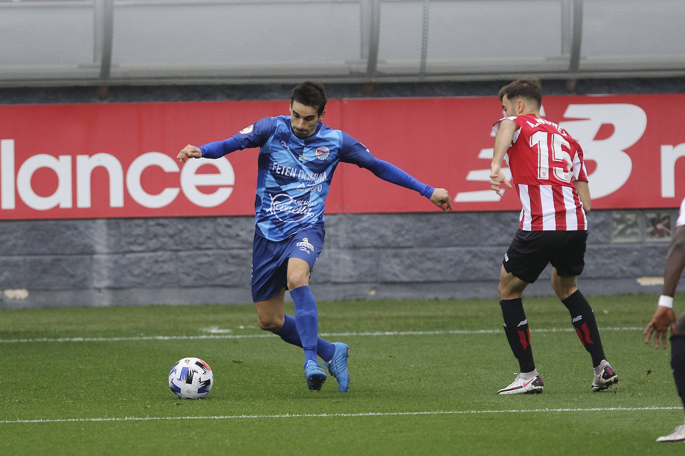 Un dudoso penalti cerca del descanso y un nuevo gol al comienzo de la segunda mitad decantaron el partido en contra del equipo pejino