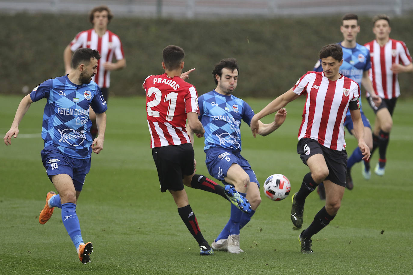 Un dudoso penalti cerca del descanso y un nuevo gol al comienzo de la segunda mitad decantaron el partido en contra del equipo pejino