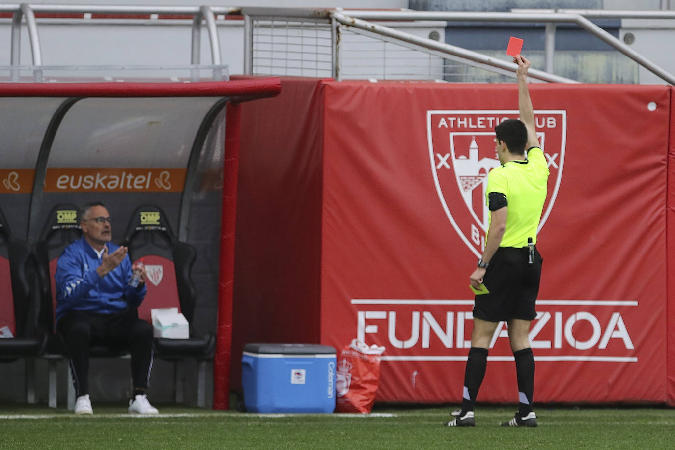 Un dudoso penalti cerca del descanso y un nuevo gol al comienzo de la segunda mitad decantaron el partido en contra del equipo pejino