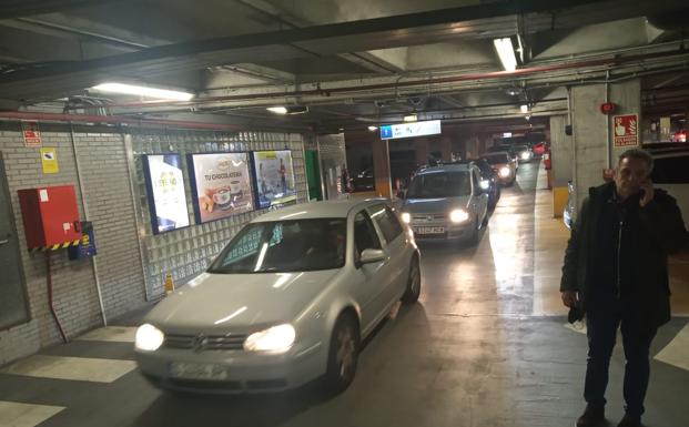 Larga cola de los vehículos atrapados en el parking de Castelar.