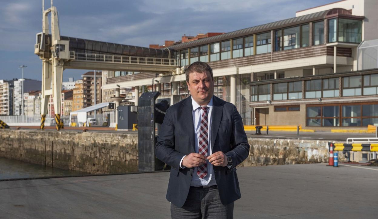 Roberto Castilla, el pasado lunes en el muelle junto a la Estación Marítima de Brittany Ferries en Santander. MARÍA GIL LASTRA